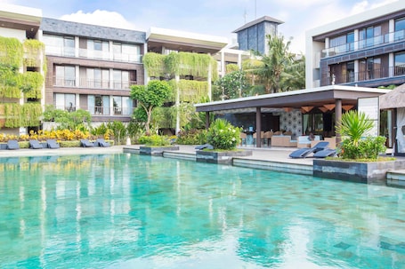 2 piscinas al aire libre, sombrillas, sillones reclinables de piscina