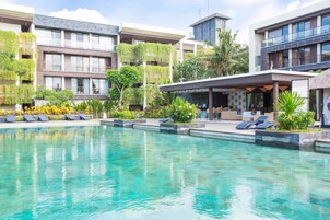 2 piscinas al aire libre, sombrillas, sillones reclinables de piscina