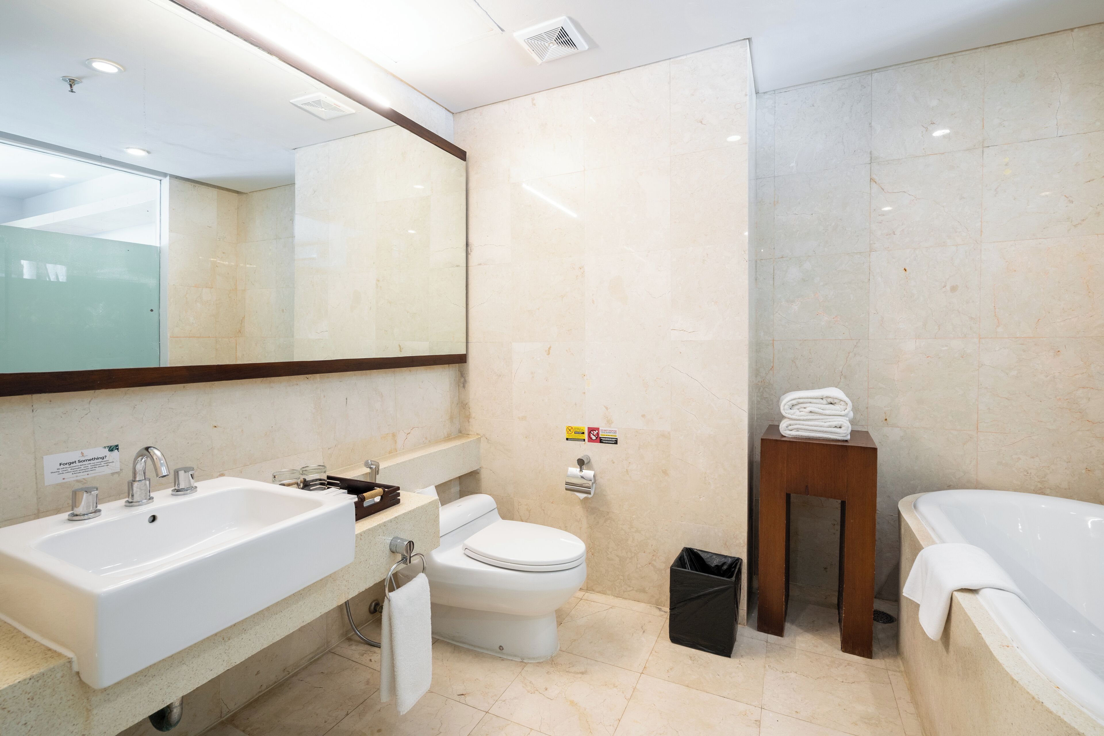 Une salle de bain moderne avec un lavabo, des toilettes et une baignoire.