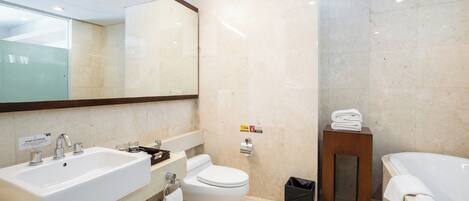 Un baño moderno con lavamanos, inodoro y bañera.