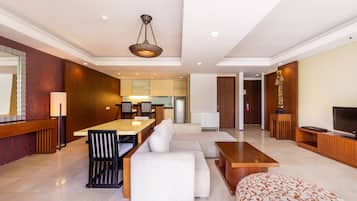 One Bedroom Suite | 1 chambre, coffres-forts dans les chambres, bureau, rideaux occultants