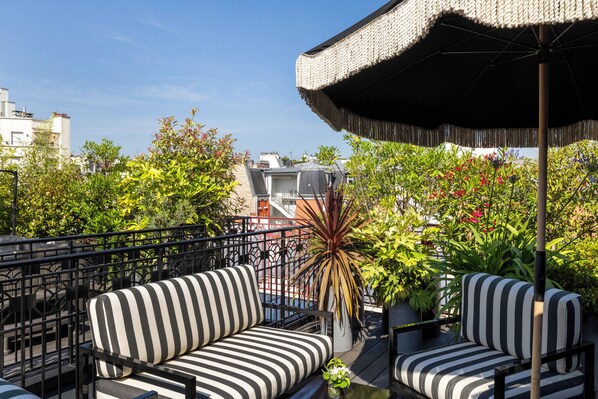 Suite Terrasse avec Jacuzzi | Ropa de cama de alta calidad y caja de seguridad en la habitación 