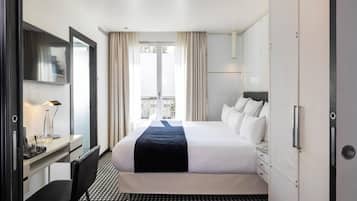 Suite Terrasse avec Jacuzzi | 1 多间卧室、高档床上用品、客房内保险箱、办公桌