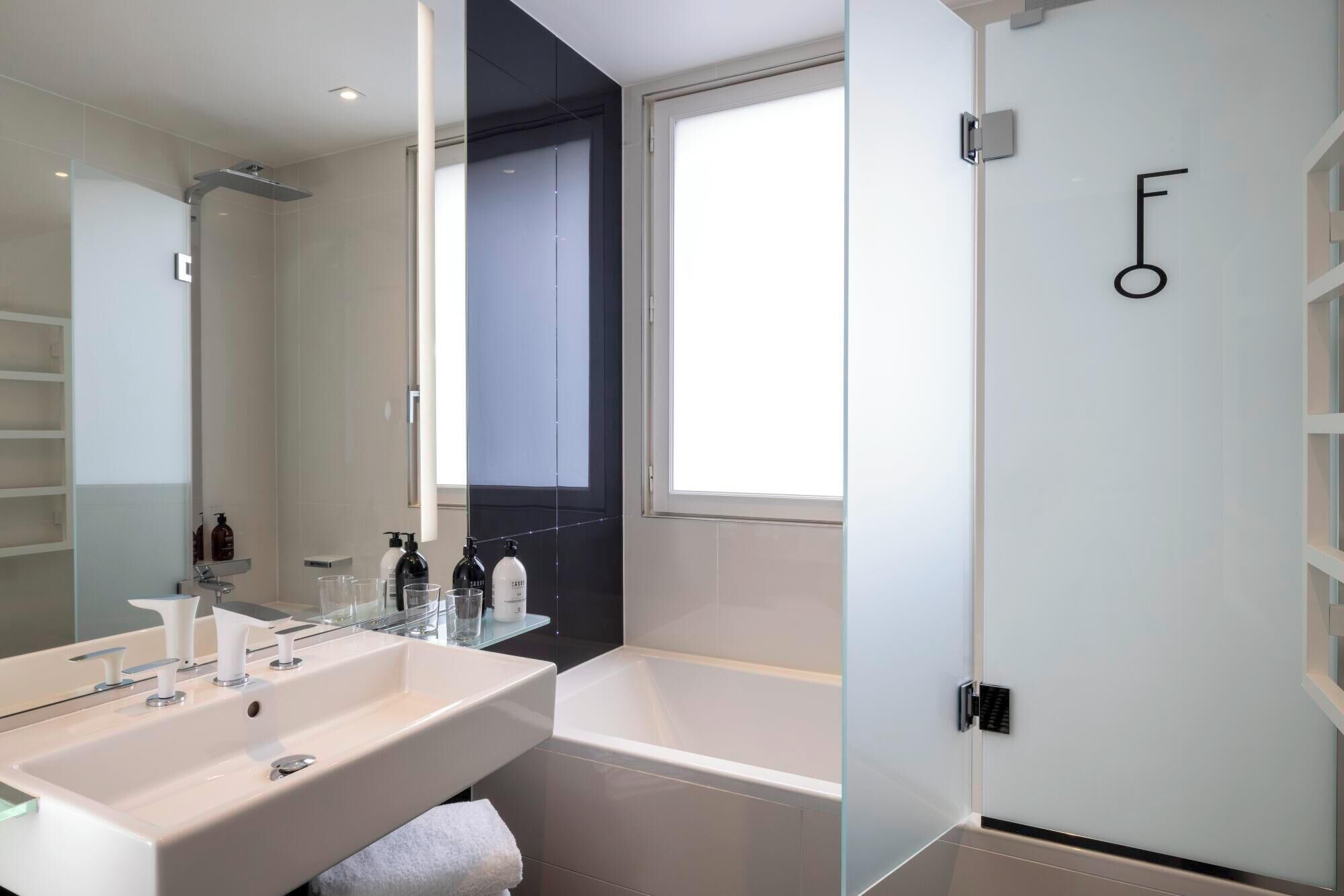 suite terrasse avec jacuzzi | bathroom | free toiletries, hair dryer, towels