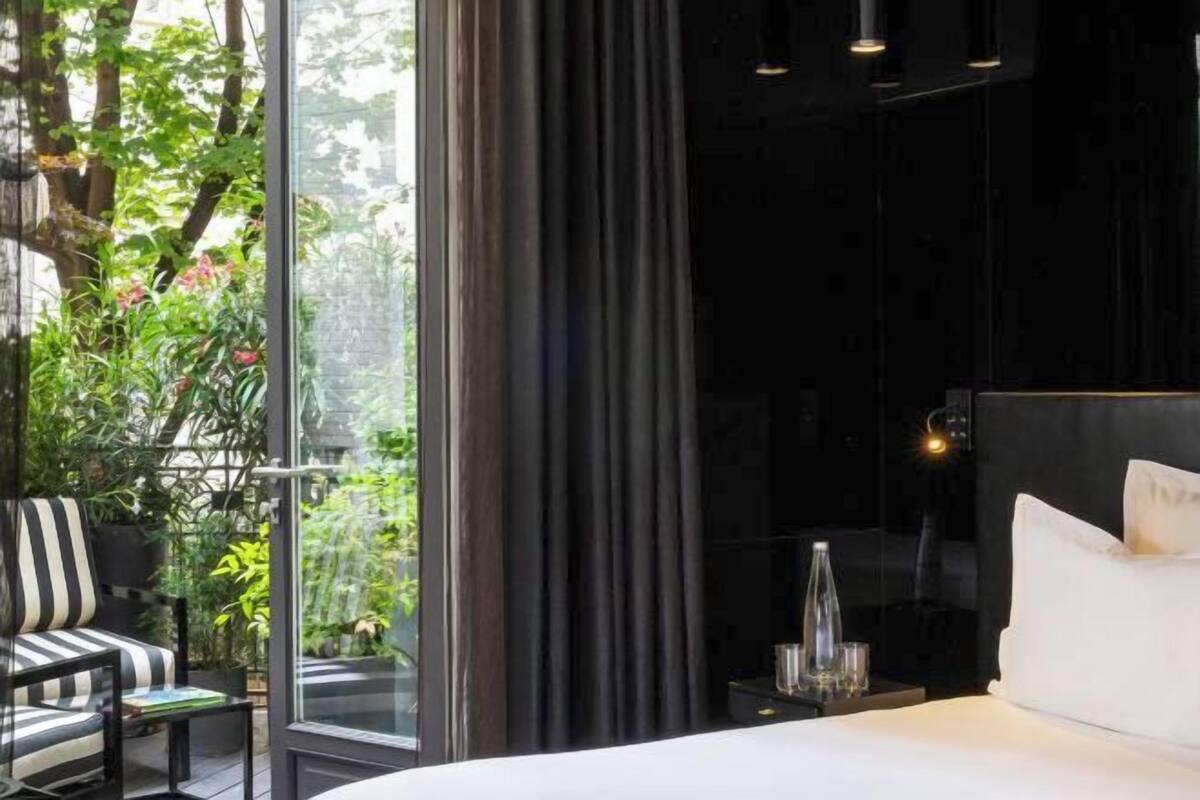 1 Schlafzimmer, hochwertige Bettwaren, Zimmersafe, Schreibtisch