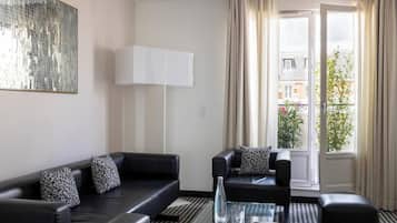 Suite Terrasse avec Jacuzzi | 1 多间卧室、高档床上用品、客房内保险箱、办公桌