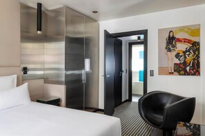Deluxe Double Room | Ropa de cama de alta calidad, caja fuerte, escritorio y cortinas opacas