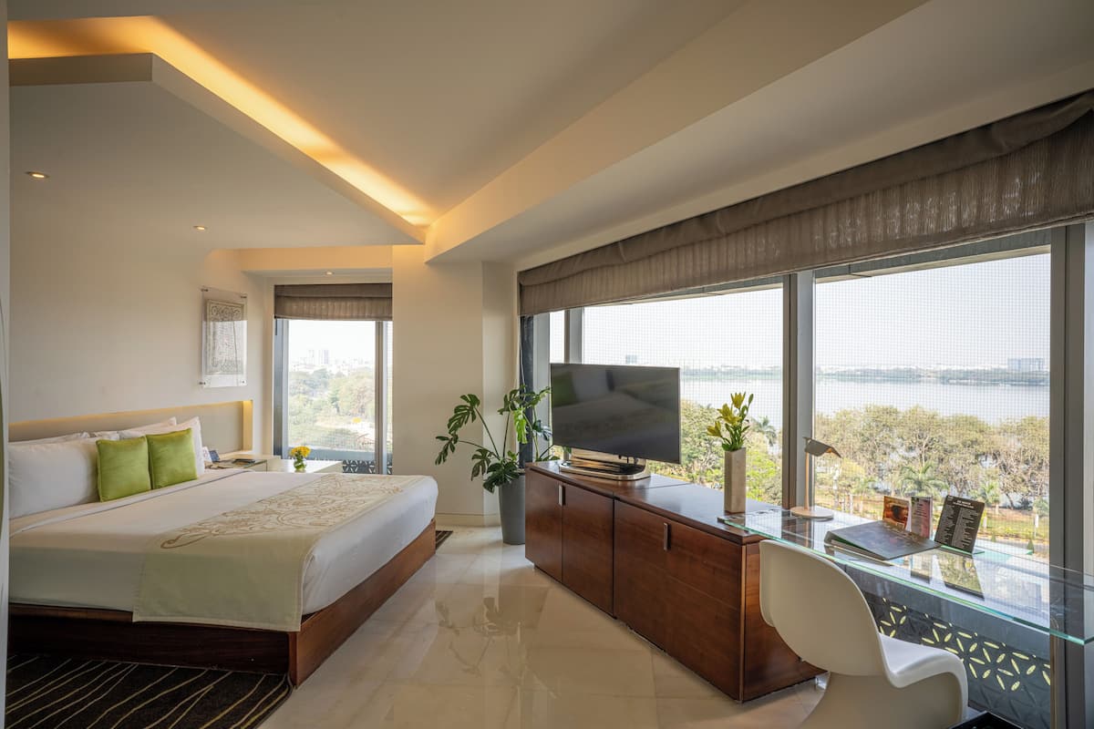 Panaromic Suite | Premium bedding, pillowtop beds, minibar, in-room safe