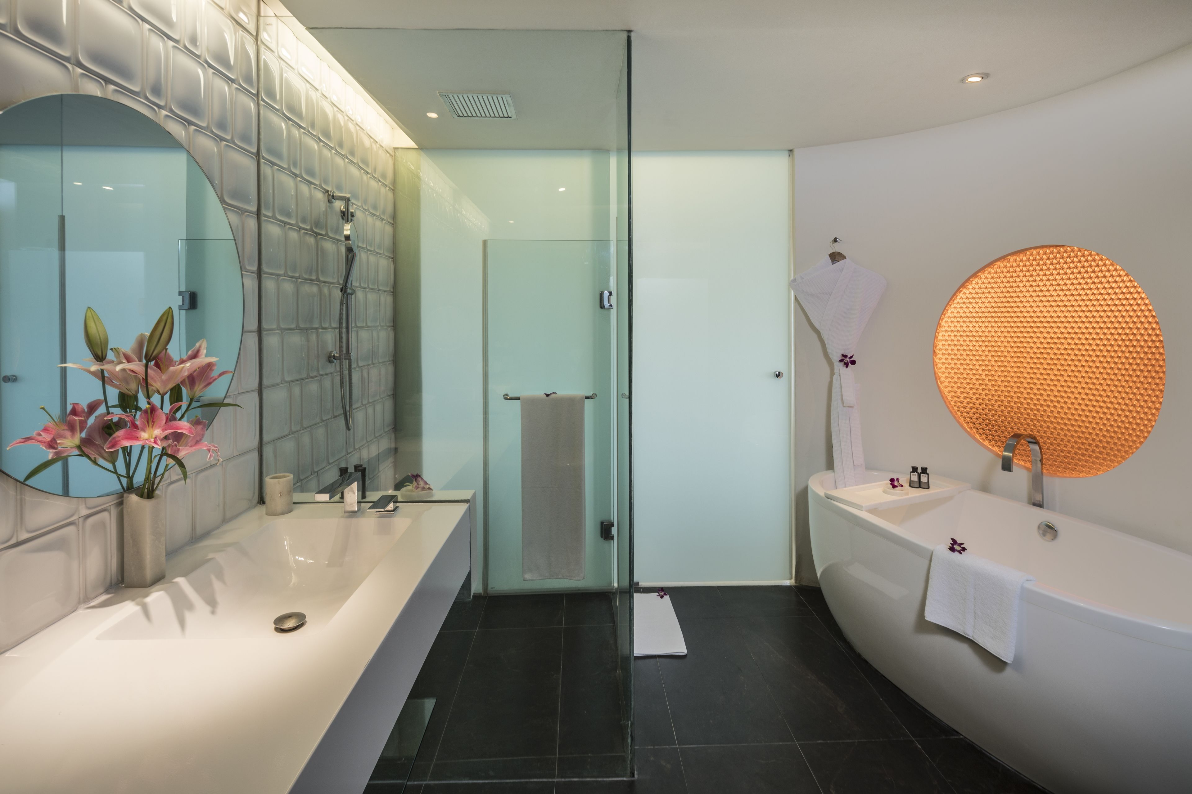 Combined shower/bathtub, rainfall showerhead, free toiletries