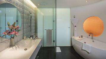 Combined shower/tub, rainfall showerhead, free toiletries, hair dryer