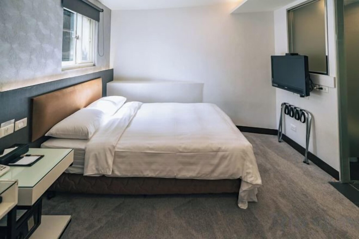 Down duvets, in-room safe, desk, blackout curtains