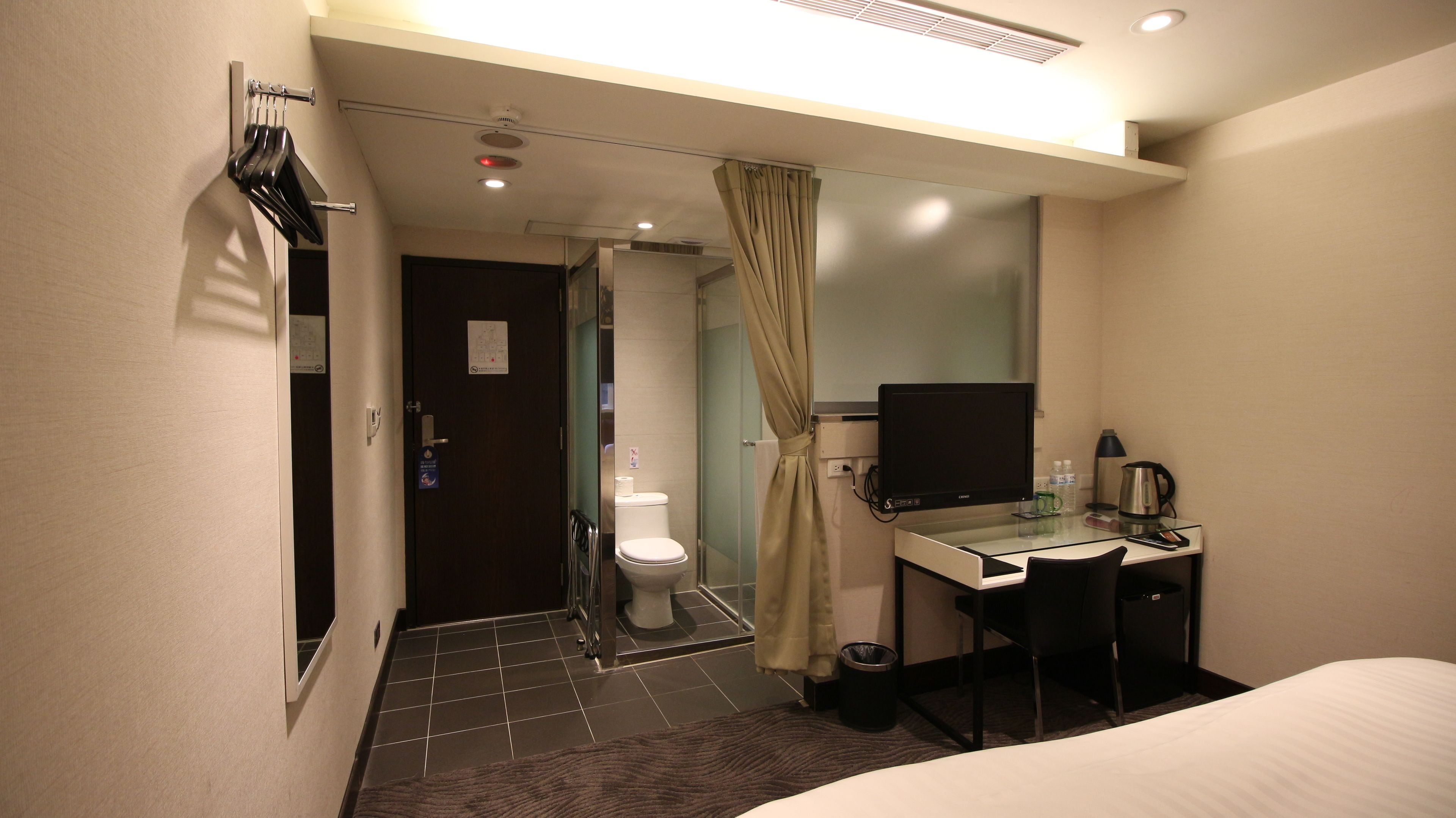 economy double room, 1 double bed | down duvets, in-room safe, individually decorated, desk