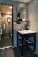 Habitación familiar | Baño | Ducha, secador de pelo, zapatillas y toallas