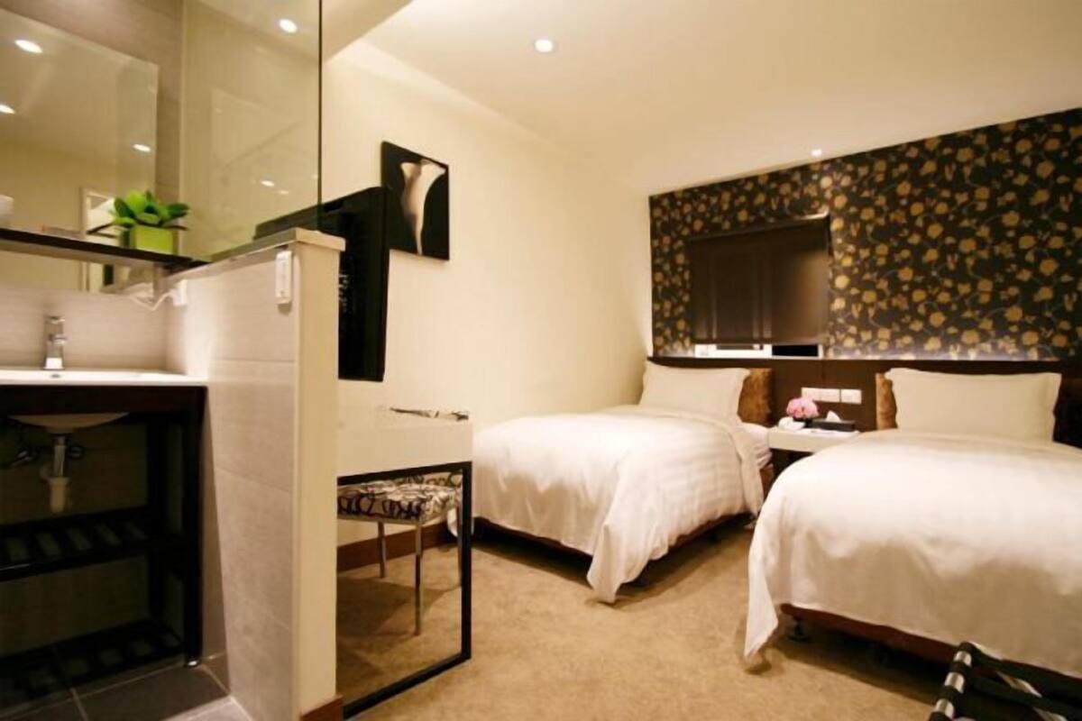 Down comforters, in-room safe, desk, blackout drapes