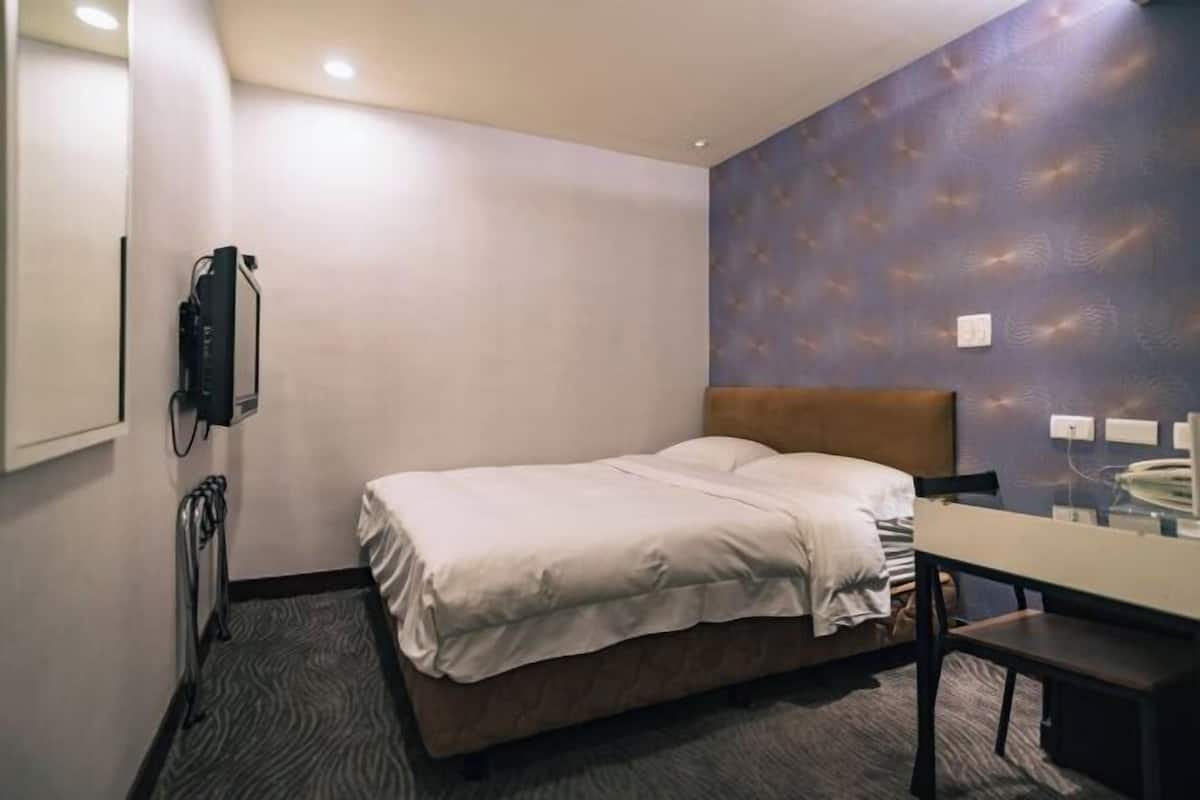Down duvets, in-room safe, individually decorated, desk