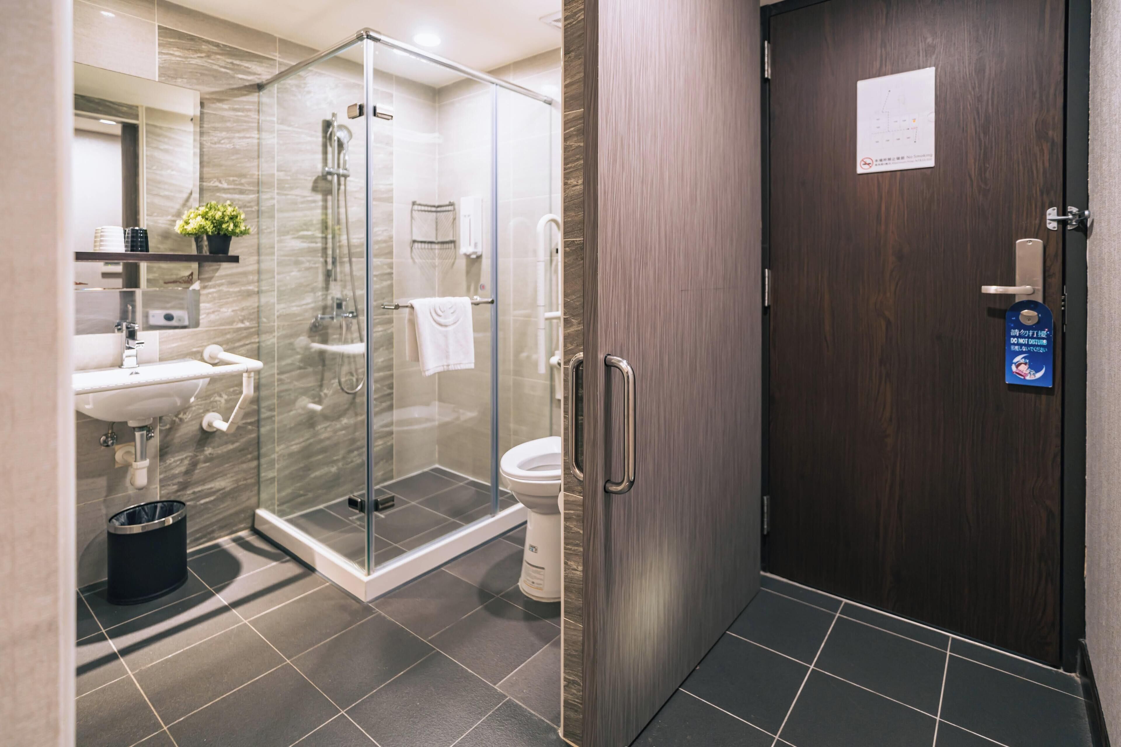 economy double room, 1 double bed | bathroom | shower, hair dryer, slippers, towels