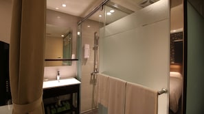Dusche, Haartrockner, Hausschuhe, Handtücher