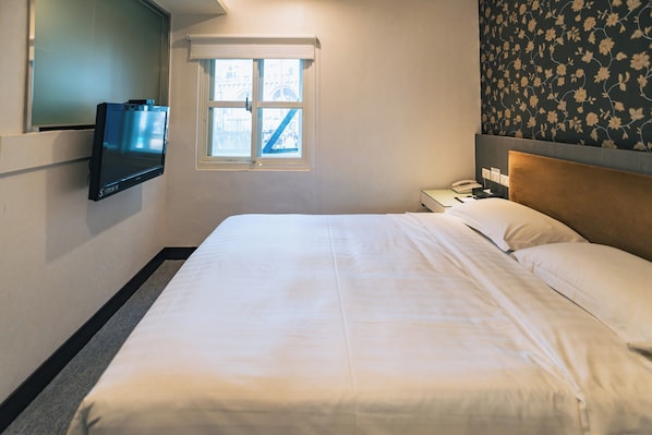 Standard-Doppelzimmer | Daunenbettdecken, Zimmersafe, individuell dekoriert, Schreibtisch