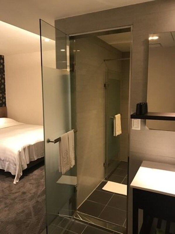 ผ้านวมขนเป็ด, ตู้นิรภัยในห้องพัก, ห้องพักตกแต่งอย่างมีเอกลักษณ์