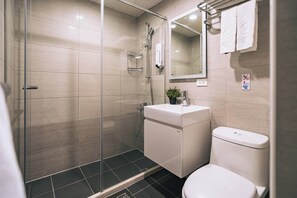 Douche, sèche-cheveux, chaussons, serviettes fournies