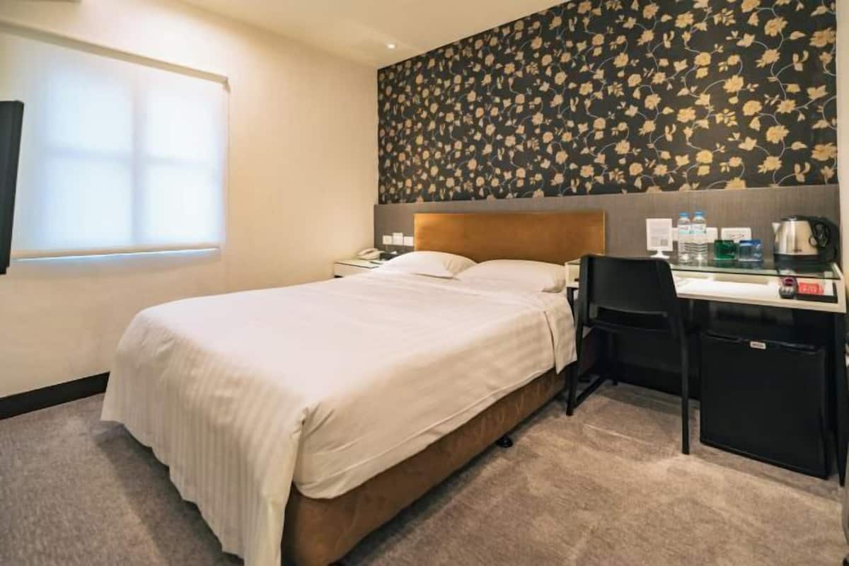 Down comforters, in-room safe, desk, blackout drapes
