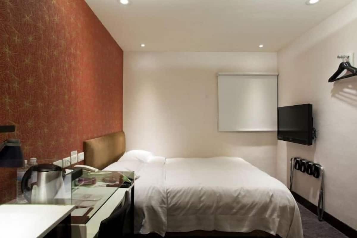 Down duvets, in-room safe, individually decorated, desk