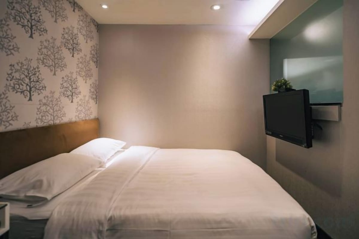 Down comforters, in-room safe, desk, blackout drapes