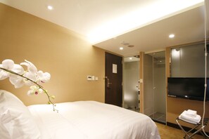 Down comforters, in-room safe, individually decorated, desk - Hotel Puri Ximen Branch (Taipei)