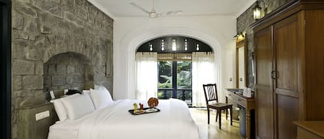 Minibár, széf a szobában és íróasztal