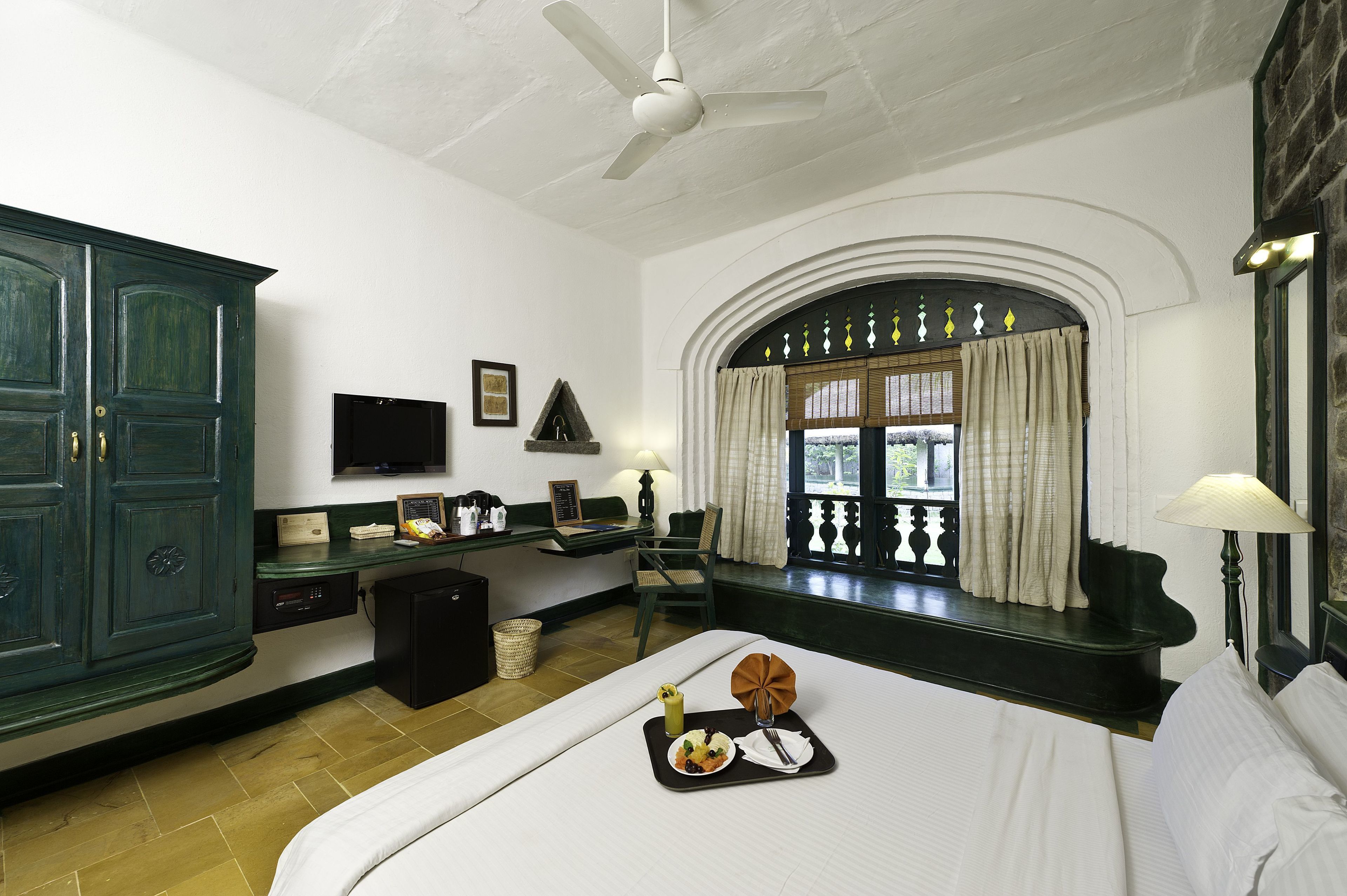 standard double room, 1 king bed | room service – dining