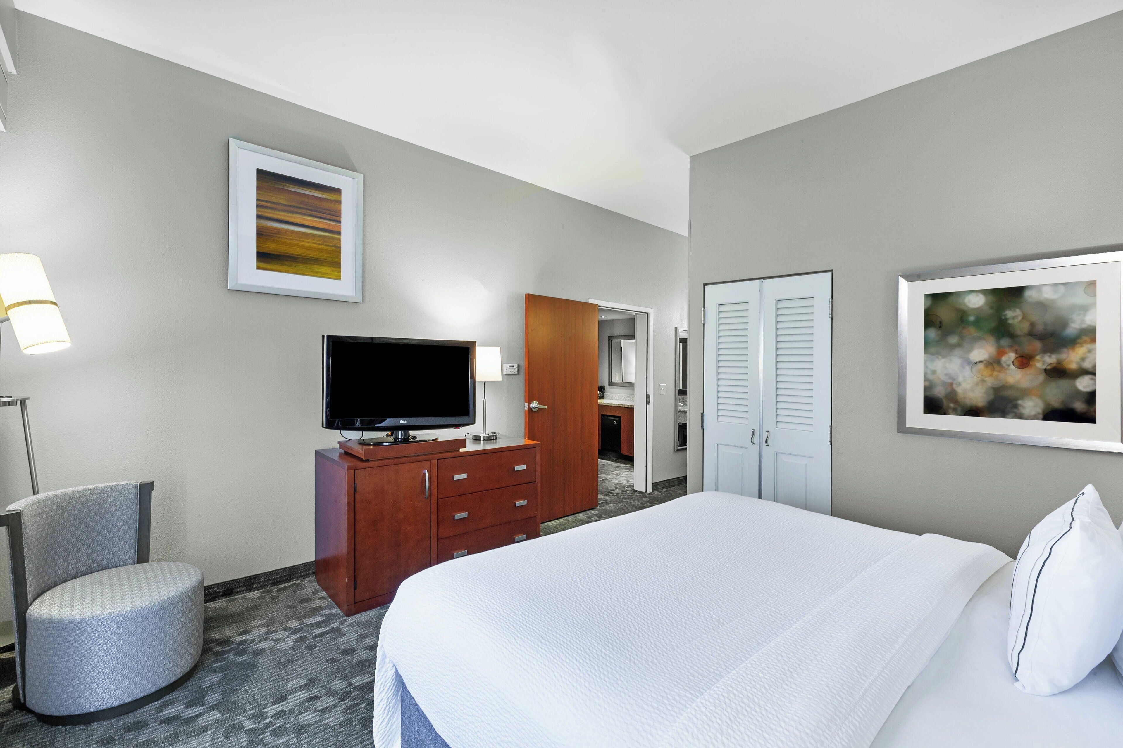 suite, 1 bedroom, non smoking, corner | in-room safe, desk, iron/ironing board, free cots/infant beds