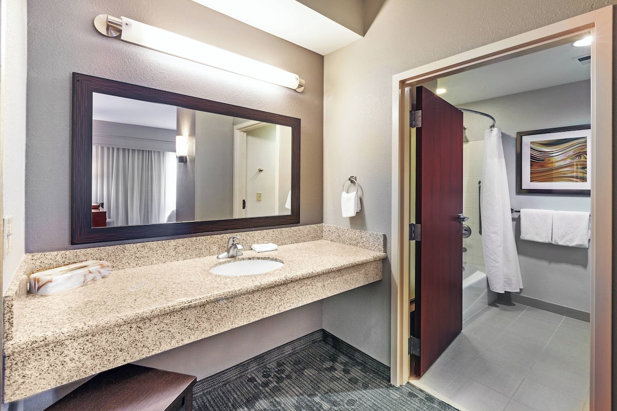 suite, 1 bedroom, non smoking, corner | bathroom | combined shower/bathtub, free toiletries, hair dryer, towels