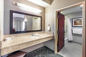 Suite, 1 habitación, en esquina | Baño | Ducha y bañera combinadas y artículos de higiene personal gratuitos
