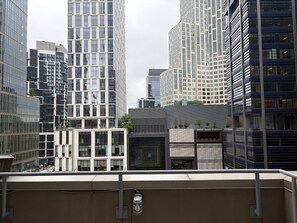 Un horizonte urbano moderno con rascacielos, una combinación de fachadas de vidrio y concreto, y un cielo despejado.
