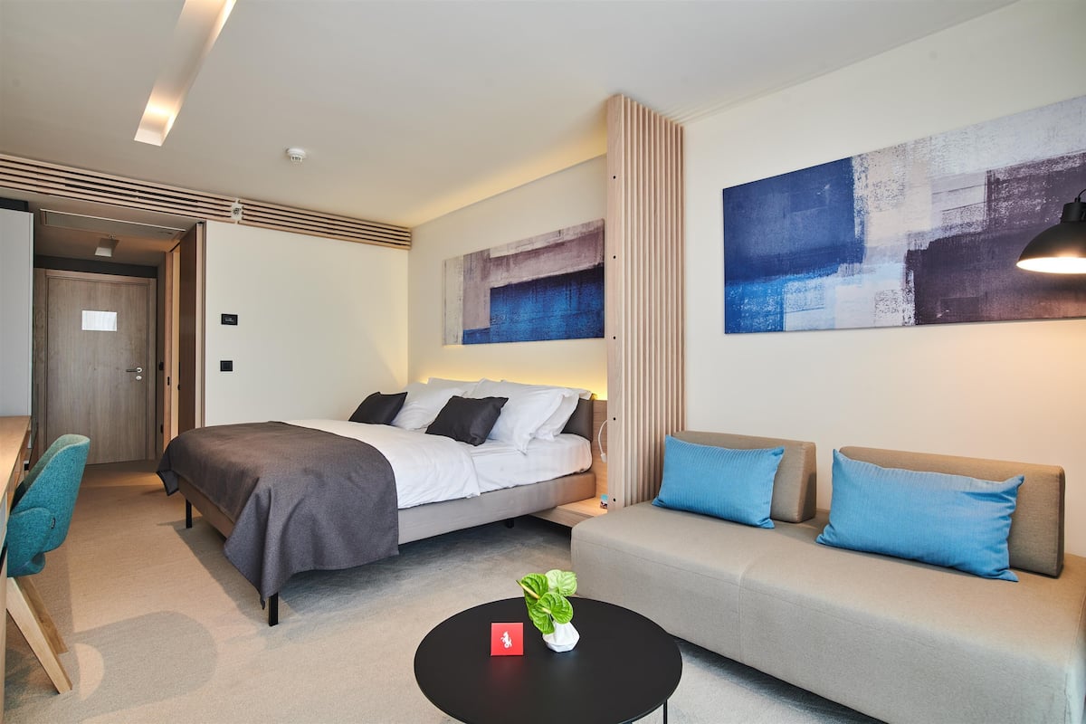 Premium kamer, balkon, uitzicht op zee (Family) | Een minibar, een kluis op de kamer, verduisterende gordijnen