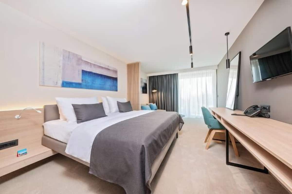 Minibar, värdeförvaringsskåp på rummet och mörkläggningsgardiner