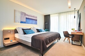 Superior room with balcony sea side | Minibar, safe på rommet, blendingsgardiner og barnesenger (inkludert)