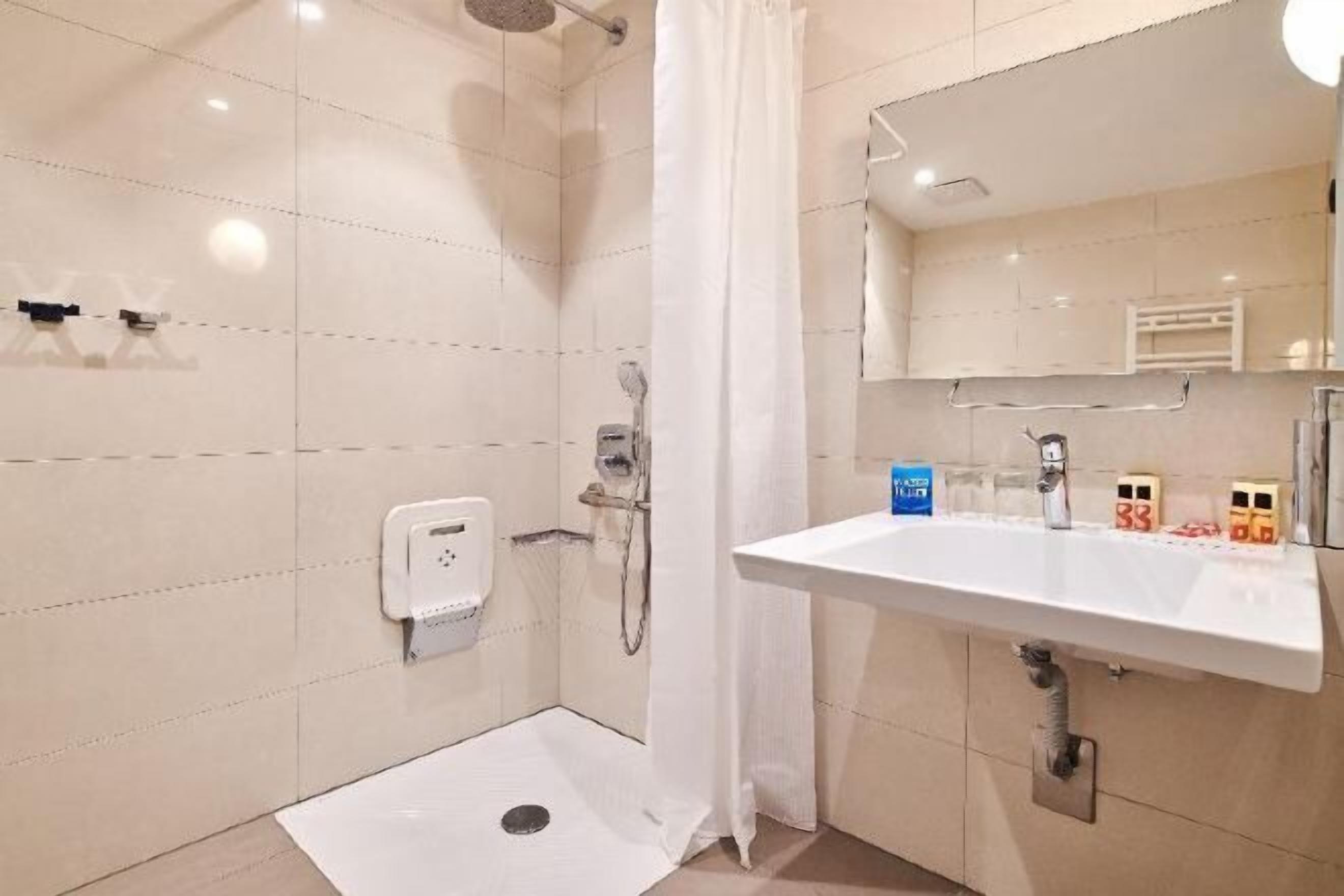 욕실 | 샤워 시설, 무료 세면용품, 헤어드라이어, 타월