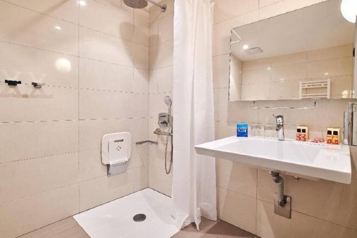 Badrum | Dusch, gratis toalettartiklar, hårtork och handdukar