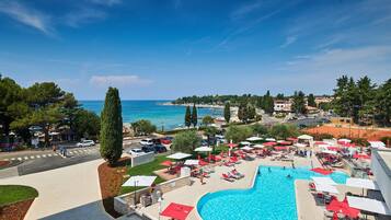 Sesongbasert utendørsbasseng, bassengparasoller og solsenger