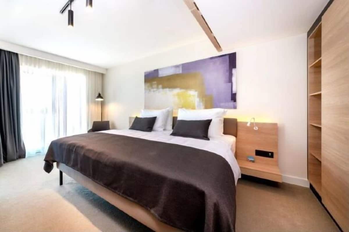 Minibar, värdeförvaringsskåp på rummet och mörkläggningsgardiner