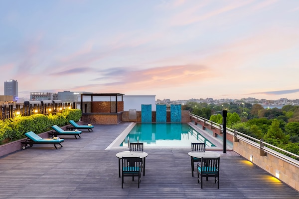 Piscine extérieure, chaises longues