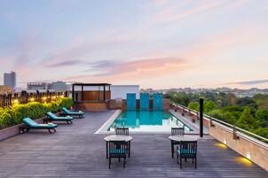 Útilaug, sólstólar