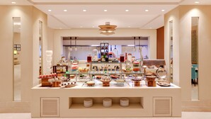 Un espace buffet proposant une variété de plats et doté d’un aménagement intérieur moderne.