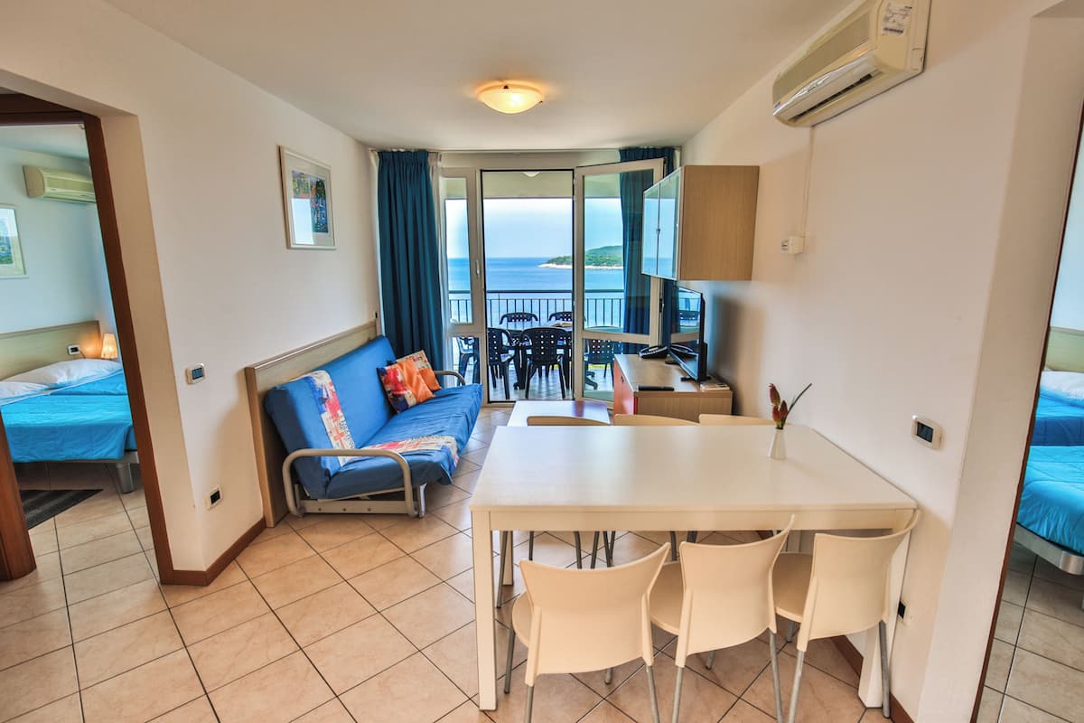 Two bedroom apartment (5+2) - sea view | 起居区 | 43-英寸液晶电视(配备卫星频道)