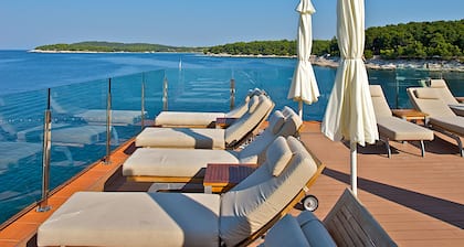 Splendid Golden Rocks Resort