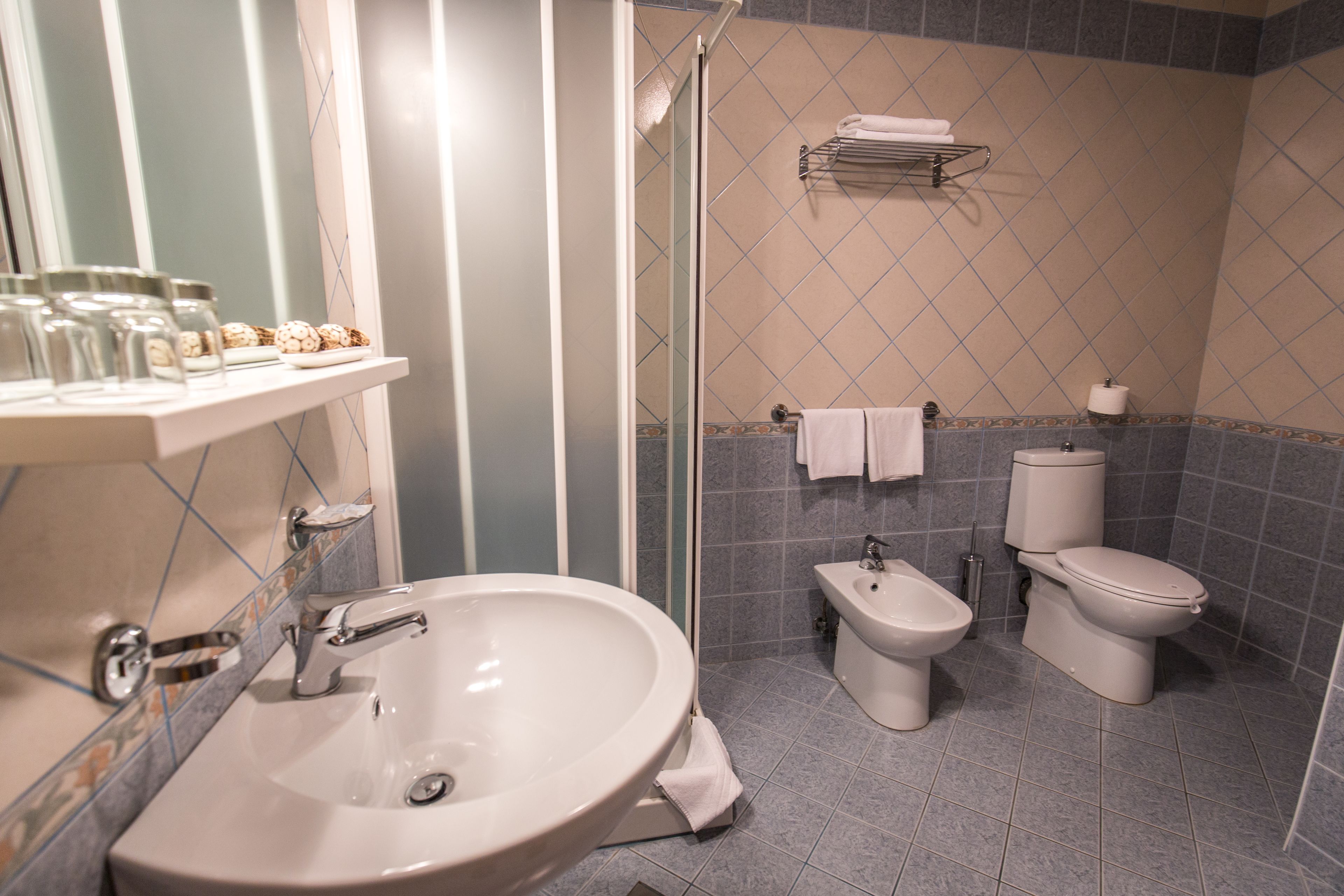 Une salle de bain moderne avec un grand lavabo, un bidet et des toilettes.