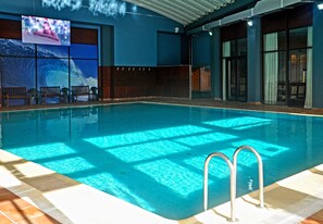 2 restaurants, lunch served