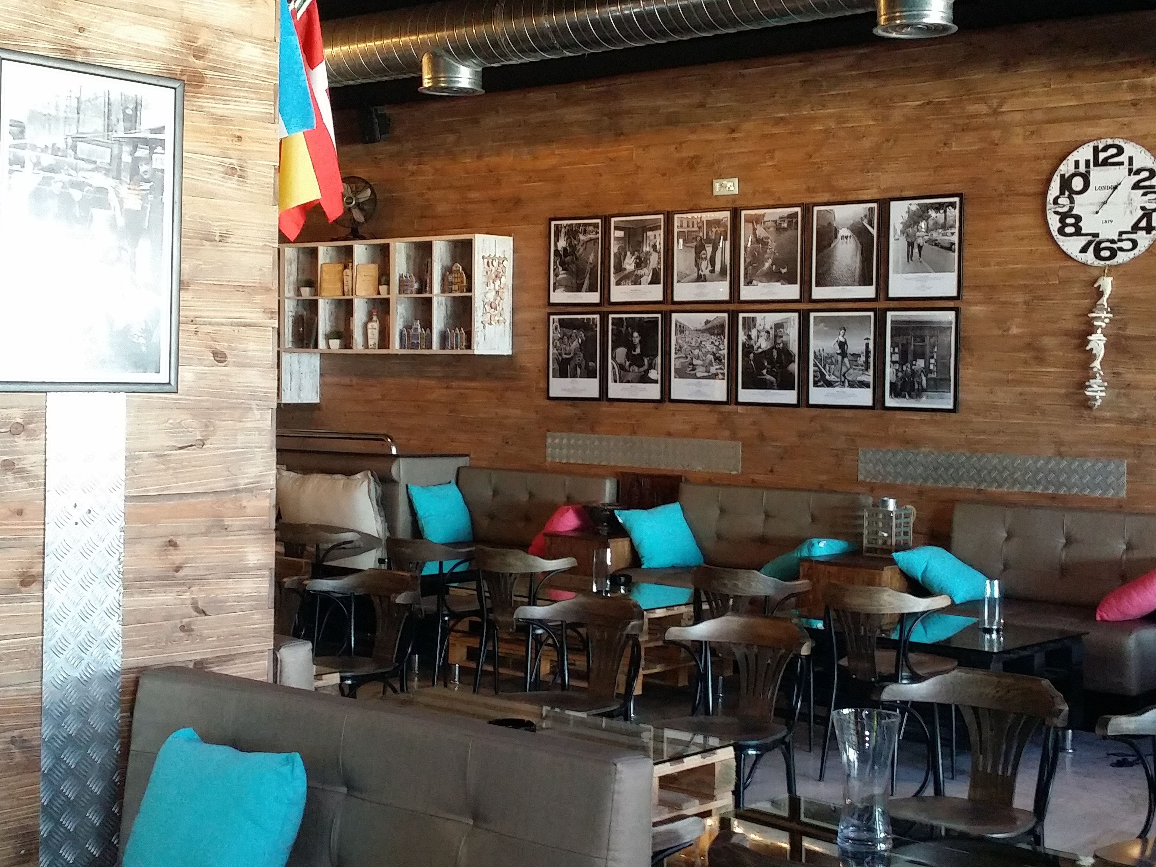 2 restaurants; ze serveren er lunch en diner 