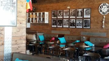 2 restaurants; ze serveren er lunch en diner